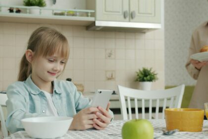 الأطفال والهواتف الذكية