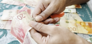 العملات المهترئة في قطاع غزة