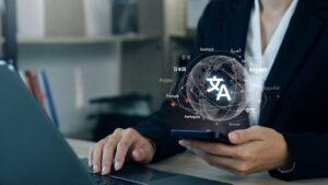 شخص يستخدم الهاتف والكمبيوتر لتوفير خدمات الترجمة متعددة اللغات
