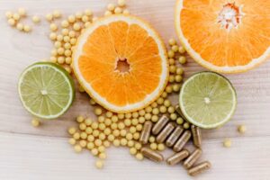  أطعمة متنوعة غنية بالفيتامينات تشمل الفواكه والخضراوات والبيض والأسماك والمكسرات.